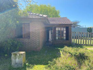 LATORRE PROP. VENDE CHALET 2 AMB CON PARQUE - HERMOSO ENTORNO CERCA DEL MAR