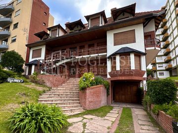 Departamento tipo duplex de 4 ambientes en Zona Centro con Cochera