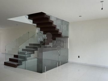 Casa en venta con amplio sótano y 4 recámaras en Lomas de Juriquilla