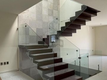 Casa en venta con amplio sótano y 4 recámaras en Lomas de Juriquilla