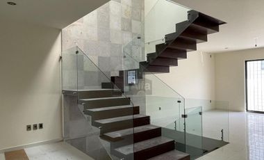 Casa en venta con amplio sótano y 4 recámaras en Lomas de Juriquilla