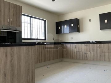 Casa en venta con amplio sótano y 4 recámaras en Lomas de Juriquilla