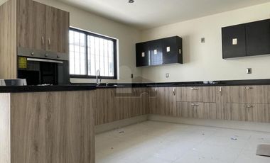Casa en venta con amplio sótano y 4 recámaras en Lomas de Juriquilla