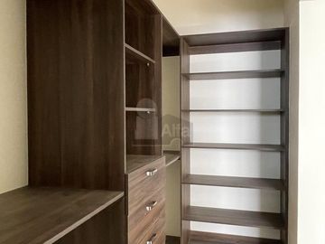 Casa en venta con amplio sótano y 4 recámaras en Lomas de Juriquilla