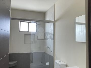 Casa en venta con amplio sótano y 4 recámaras en Lomas de Juriquilla