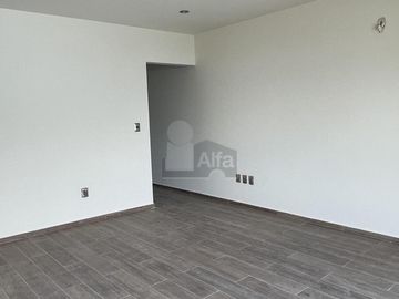 Casa en venta con amplio sótano y 4 recámaras en Lomas de Juriquilla