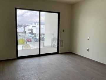 Casa en venta con amplio sótano y 4 recámaras en Lomas de Juriquilla