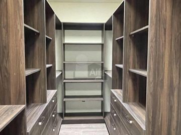 Casa en venta con amplio sótano y 4 recámaras en Lomas de Juriquilla