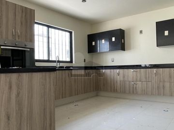 Casa en venta con amplio sótano y 4 recámaras en Lomas de Juriquilla