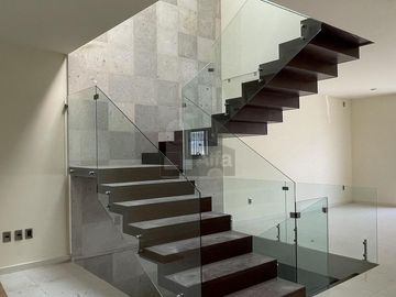 Casa en venta con amplio sótano y 4 recámaras en Lomas de Juriquilla