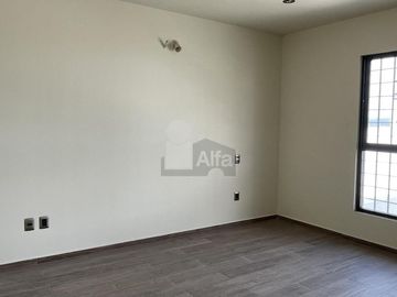 Casa en venta con amplio sótano y 4 recámaras en Lomas de Juriquilla