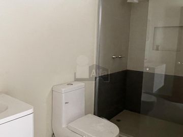 Casa en venta con amplio sótano y 4 recámaras en Lomas de Juriquilla