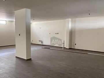 Casa en venta con amplio sótano y 4 recámaras en Lomas de Juriquilla