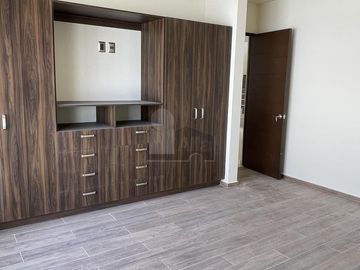 Casa en venta con amplio sótano y 4 recámaras en Lomas de Juriquilla