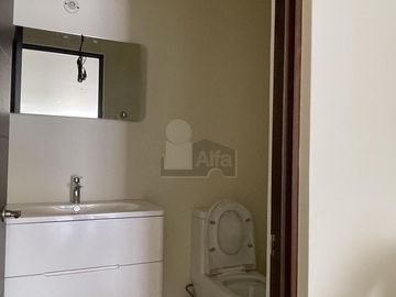 Casa en venta con amplio sótano y 4 recámaras en Lomas de Juriquilla