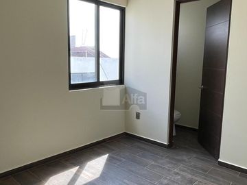 Casa en venta con amplio sótano y 4 recámaras en Lomas de Juriquilla