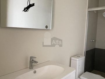 Casa en venta con amplio sótano y 4 recámaras en Lomas de Juriquilla
