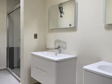 Casa en venta con amplio sótano y 4 recámaras en Lomas de Juriquilla
