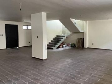 Casa en venta con amplio sótano y 4 recámaras en Lomas de Juriquilla