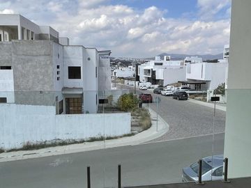 Casa en venta con amplio sótano y 4 recámaras en Lomas de Juriquilla