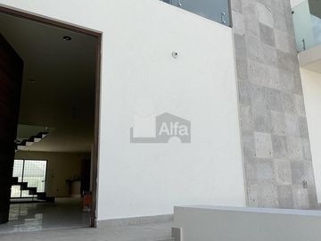 Casa en venta con amplio sótano y 4 recámaras en Lomas de Juriquilla