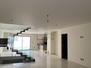 Casa en venta con amplio sótano y 4 recámaras en Lomas de Juriquilla