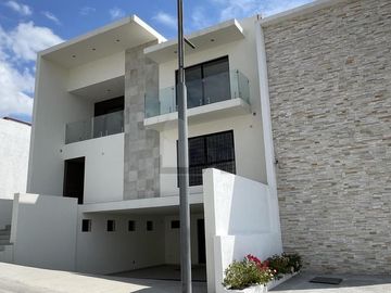 Casa en venta con amplio sótano y 4 recámaras en Lomas de Juriquilla