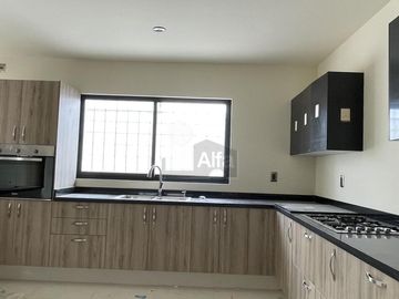 Casa en venta con amplio sótano y 4 recámaras en Lomas de Juriquilla