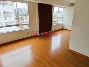 Amplio y Funcional Dúplex en El Derby de Monterrico, Santiago de Surco

Descubre este encantador dúplex tipo penthouse en el corazón de la urbanizac