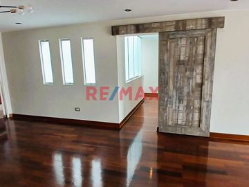 Amplio y Funcional Dúplex en El Derby de Monterrico, Santiago de Surco

Descubre este encantador dúplex tipo penthouse en el corazón de la urbanizac