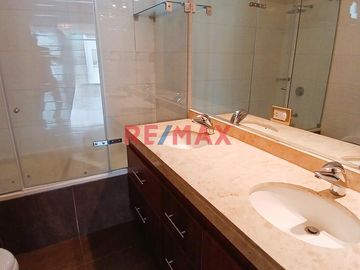 Amplio y Funcional Dúplex en El Derby de Monterrico, Santiago de Surco

Descubre este encantador dúplex tipo penthouse en el corazón de la urbanizac