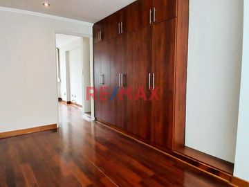 Amplio y Funcional Dúplex en El Derby de Monterrico, Santiago de Surco

Descubre este encantador dúplex tipo penthouse en el corazón de la urbanizac