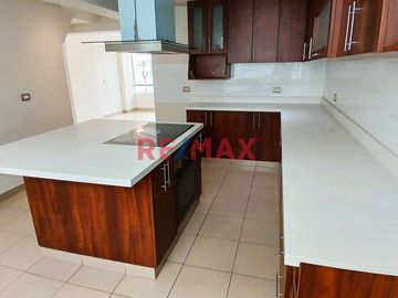 Amplio y Funcional Dúplex en El Derby de Monterrico, Santiago de Surco

Descubre este encantador dúplex tipo penthouse en el corazón de la urbanizac