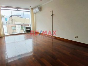 Amplio y Funcional Dúplex en El Derby de Monterrico, Santiago de Surco

Descubre este encantador dúplex tipo penthouse en el corazón de la urbanizac