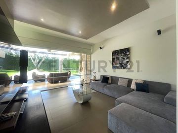 Hermosa casa de venta en Jardines de Santa Ines
