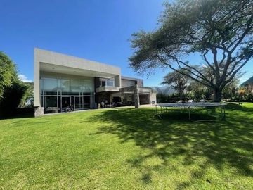 Hermosa casa de venta en Jardines de Santa Ines