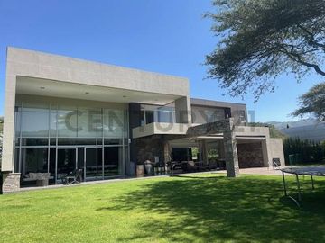 Hermosa casa de venta en Jardines de Santa Ines