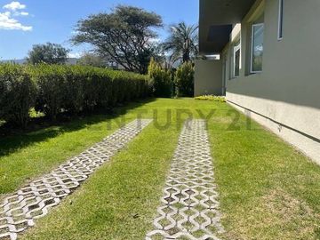 Hermosa casa de venta en Jardines de Santa Ines