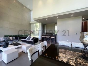 Hermosa casa de venta en Jardines de Santa Ines