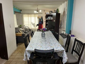 VENTA CASA TIPO DUPLEX 2 HAB + COCHERA + PATIO - B° CUMELEN
