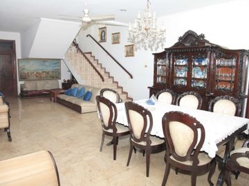 DIJUAL RUMAH (ADA KOLAM RENANG) DI JL. MALUKU MENTENG JAKARTA PUSAT