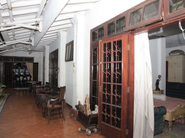 DIJUAL RUMAH (ADA KOLAM RENANG) DI JL. MALUKU MENTENG JAKARTA PUSAT