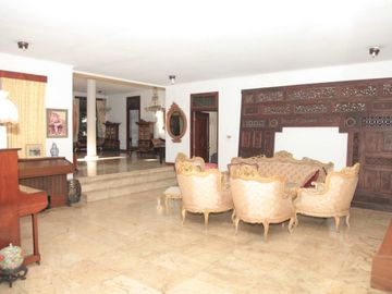 DIJUAL RUMAH (ADA KOLAM RENANG) DI JL. MALUKU MENTENG JAKARTA PUSAT