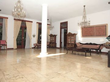 DIJUAL RUMAH (ADA KOLAM RENANG) DI JL. MALUKU MENTENG JAKARTA PUSAT