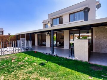 Casa Moderna en Piedra Roja, cercana a colegios