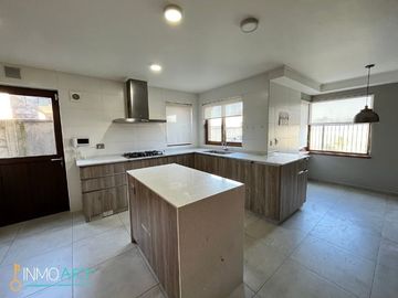 Casa en venta de 3 dorm. frente colegio Pumahue, Temuco