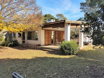 CASA DE 3 DORMITORIOS  FRENTE AL GOLF - EN VENTA
