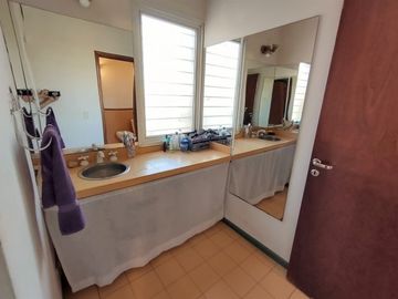 CASA DE 3 DORMITORIOS  FRENTE AL GOLF - EN VENTA