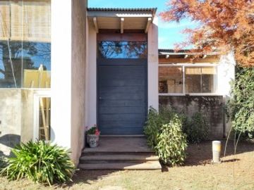 CASA DE 3 DORMITORIOS  FRENTE AL GOLF - EN VENTA