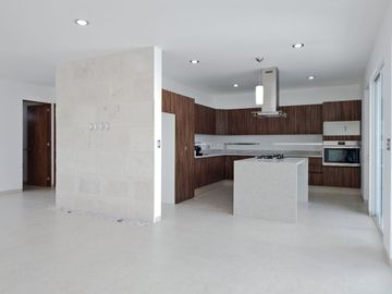 Venta o Renta Residencia en Lomas de Juriquilla, Gran Jardín, 4ta Rec en PB